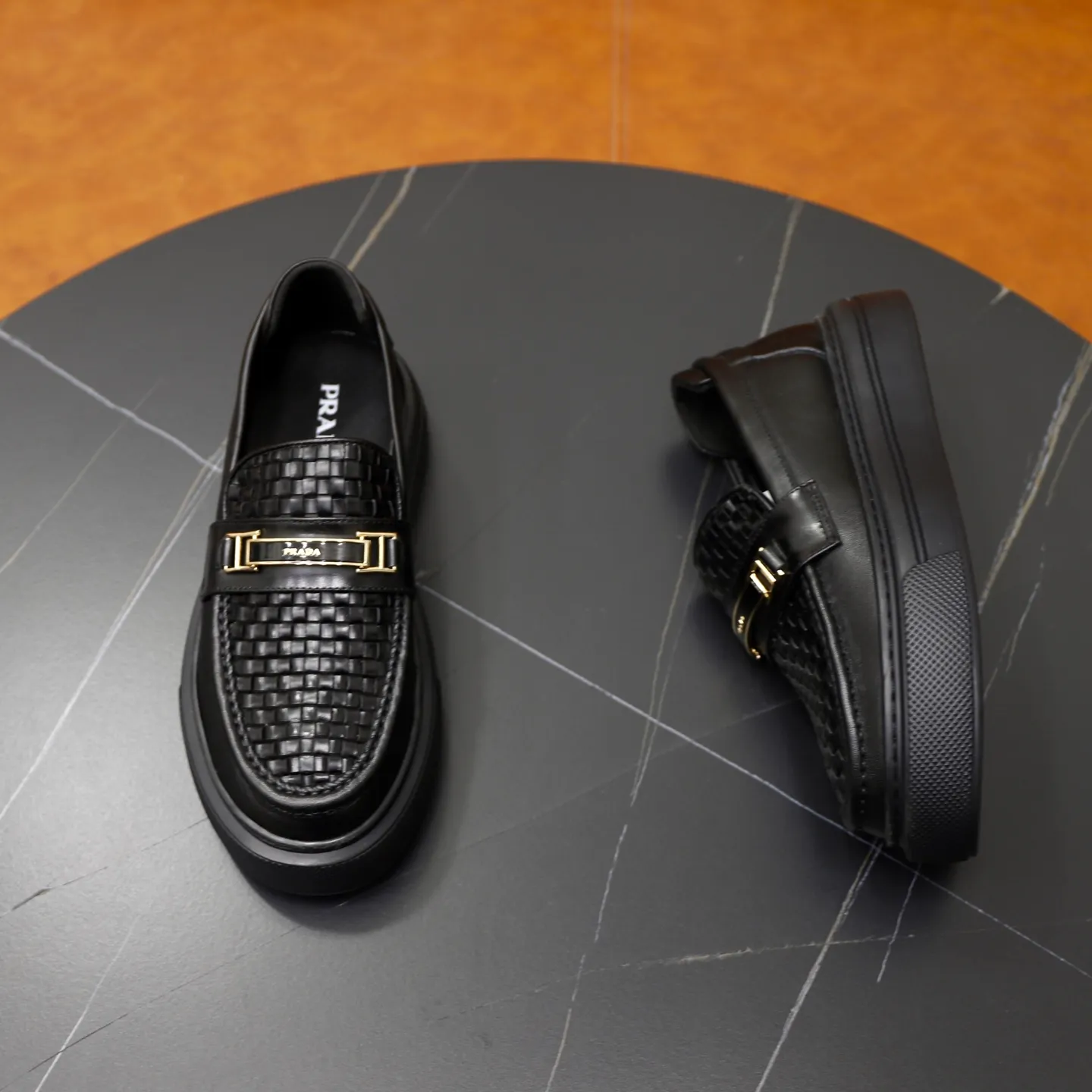 Ex-factory price: 500💰🙅‍♂️🙅‍♂️🙅‍♂️ Brand: PRADA Standard code: Men's code 38-44 (45 can be customized) Grade: Same style as the official website Original order quality Material: Original cowhide surface Comfortable lining Original outsole Style category: Men's fashionable casual leather shoes Distinguished big-name luxury elements Top luxury Color: Color of the actual picture